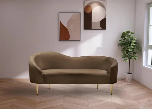 Vista 2 de Meridian Furniture 659Brown-L Ritz Collection Modern Sofá biplaza tapizado contemporáneo con terciopelo marrón intenso, patas de metal dorado