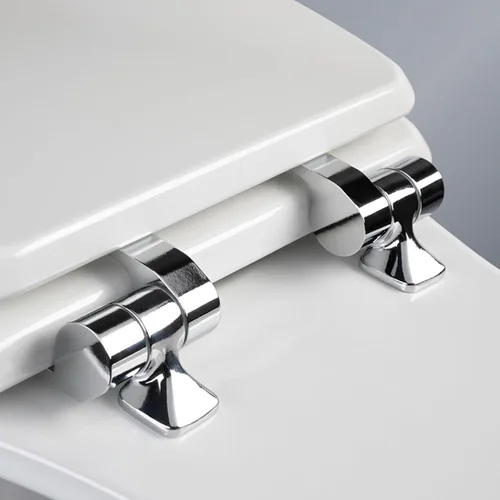 Vista 2 de Mayfair Bennett - Asiento de inodoro con bisagras cromadas, asiento de madera de cierre lento, bisagras de metal seguras, fácil de instalar Cromo