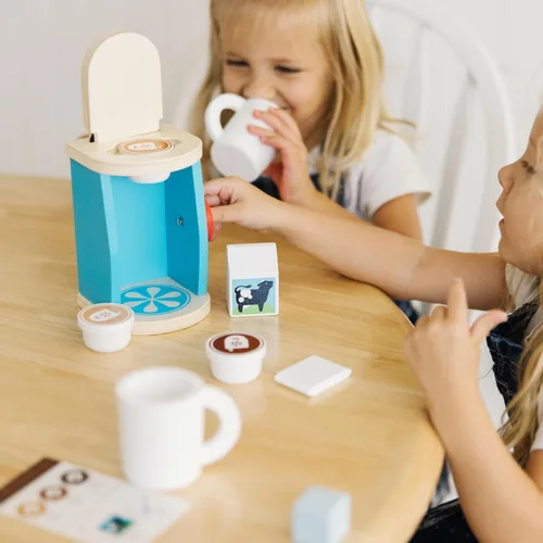 Vista 2 de Melissa & Doug Juego de cafetera de madera para preparar y servir de 11 piezas, accesorios de cocina, accesorios de cocina para niños, juego