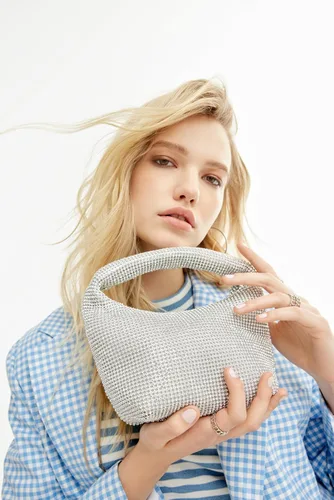 Vista 5 de ALDO Encrustada con preciosos diamantes de imitación, esta bolsa con asa superior es la perfecta para tus ocasiones más glamorosas, color plateado