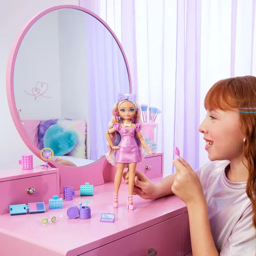 Vista 2 de Muñeca de moda Barbie Dream GET Ready Malibu con cabello estilizado, incluye accesorios sorpresa para el cabello y más de 15 looks