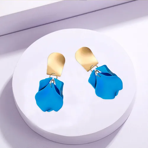 Vista 7 de Just Follow Aretes colgantes de pétalos de rosa, aretes bohemios de flores acrílicas, aretes grandes de resina floral para mujeres, mujeres, novia