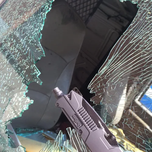 Vista 3 de StatGear Herramienta táctica de rescate automático T3 - Cuchillo de rescate plegable, rompevales de vidrio, cortador de cinturón de seguridad