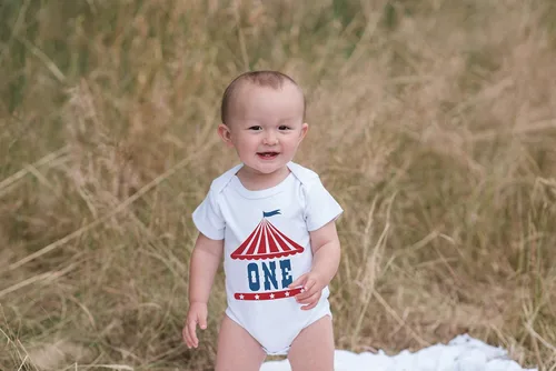 Vista 4 de 7 ate 9 Apparel Circo de cumpleaños para niño de una sola pieza