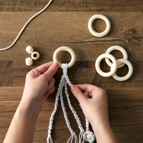 Vista 3 de Juego de cuentas y anillos de madera para manualidades de bricolaje, 80 piezas