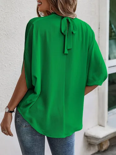 Vista 2 de OYOANGLE Blusa corta de verano con cuello alto falso y manga murciélago para mujer