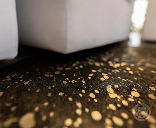 Vista 6 de Sunshine Cowhides Alfombra de piel de vaca negra teñida, 100 % color dorado metálico auténtico, alfombra de estilo moderno de piel de animal