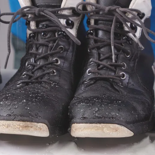 Vista 6 de Gear Aid Zapatos y botas repelentes al agua de cuero Revivex, 4 onzas líquidas