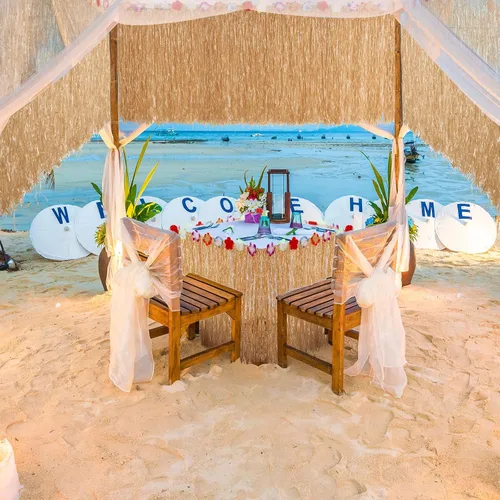 Vista 5 de Juexica Paquete de 8 faldas de mesa de hierba Luau de 9 x 30 pulgadas, falda de mesa hawaiana de flores de hibisco sintético, decoraciones de fiesta