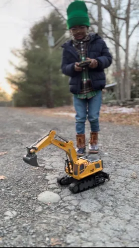 Vista 5 de KIDMARKT Juguete grande de excavadora de control remoto de 21 pulgadas con cubo de metal y hoja topadora, juguetes de excavadora RC de 15 canales