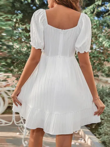 Vista 2 de WDIRARA Vestido corto de verano acampanado con cuello corazón y cordón frontal para mujer 2023