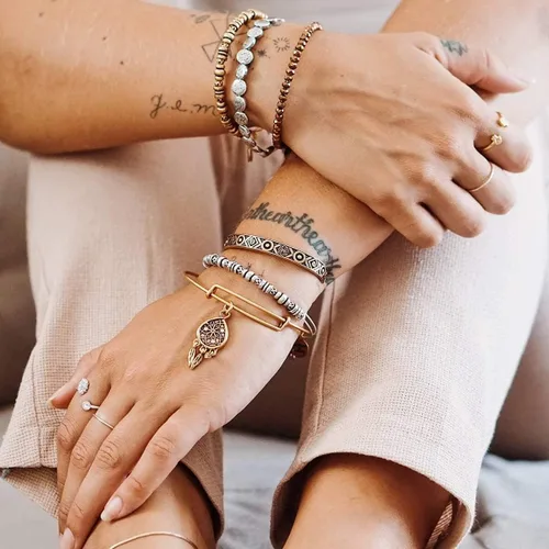 Vista 5 de Alex and Ani Path of Symbols - Brazalete expandible para mujer, dije atrapasueños, acabado rafeeliano, 2 a 3.5 pulgadas