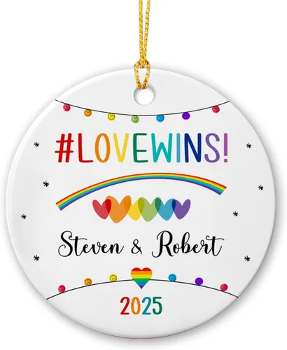 Vista 21 de All for Love - Adorno de cerámica LGBT arcoíris para Navidad 2025, adorno de Navidad personalizado para parejas, orgullo gay/lesbiano, adorno
