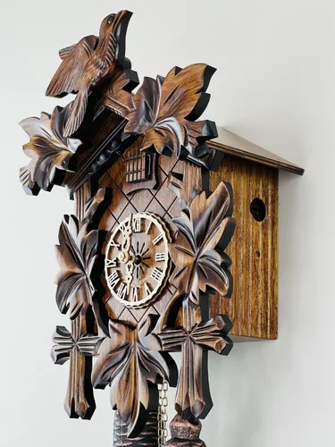 Vista 4 de Reloj de cuco alemán tradicional con cinco hojas de arce talladas a mano y un pájaro, 14 pulgadas de alto