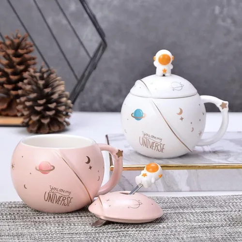 Vista 4 de HwaGui Taza de astronauta Kawaii con tapa y cuchara, hecha a mano, bonita taza de cerámica para café, té, leche, agua, espacial, regalo novedoso