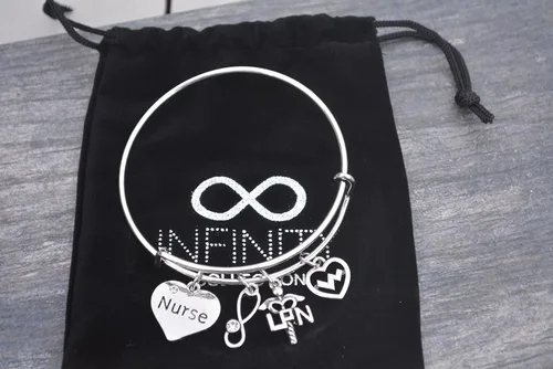 Vista 3 de Infinity Collection LPN - Pulsera con dijes para enfermera, joyería práctica con licencia con corazón y caduceo, regalo de agradecimiento