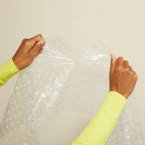 Vista 4 de Amazon Basics Material de embalaje de envoltura de amortiguación de burbujas para artículos frágiles, rollo de 12 pulgadas x 100 pies de largo