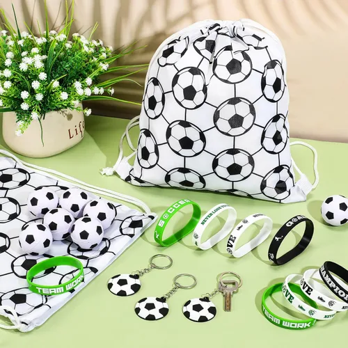 Vista 6 de 48 piezas de suministros de fiesta de fútbol, 12 pulseras de silicona de fútbol, 12 bolsas de regalo con cordón de fútbol, 12 mini pelotas de estrés