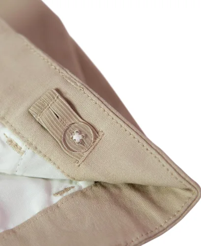 Vista 5 de IZOD Bermudas adaptables para uniforme escolar para niña, cintura ajustable, cierre de velcro y botones de imitación