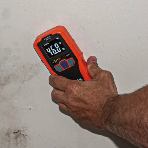 Vista 9 de Klein Tools Medidor de humedad ET140 sin pines para detección de humedad no destructiva en paneles de yeso, madera y mampostería; detecta hasta 3/4