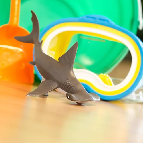 Vista 6 de Safari Ltd. Figura de tiburón martillo para bebé, figura detallada de 7 pulgadas, juguete educativo para niños, niñas y niños a partir de 18 meses