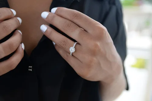 Vista 4 de LEMON GRASS Anillo de compromiso de diamantes con halo redondo de 1.22 qt con banda pavé en plata de ley con circonita cúbica transparente