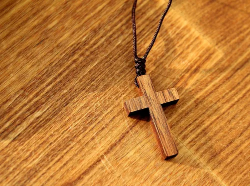Vista 5 de Collar de cruz de madera de nogal natural para hombres y mujeres, collar con colgante de cruz de madera pequeña para hombres y mujeres, pequeña cruz