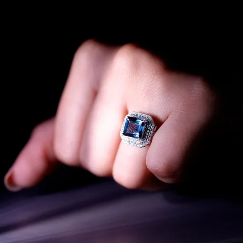 Vista 4 de Anillo de compromiso natural de corte Asscher con topacio azul Londres con moissanita, calidad AAA, anillo de compromiso de doble halo certificado