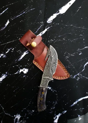 Vista 8 de Titan International Knives Gancho de tripa de Damasco para desollar y cazar hoja fija Hecho a mano 1095 4340 mezcla de carbono machacado a mano