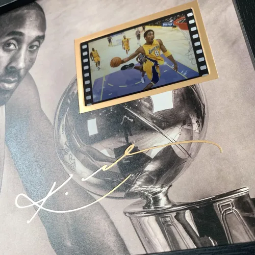 Vista 3 de ORIMAMI Póster Deportivo de Superestrella Kobe Bryant Enmarcado para Escritorio Foto Regalo 8x6 Pulgadas, con Mini Celda de Película Firmada