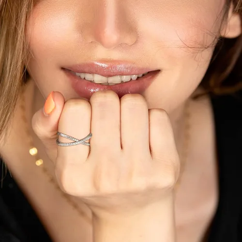 Vista 7 de Diamday Anillo en X chapado en oro de 14 quilates con circonita cúbica brillante apilable, anillos de boda con diamantes de imitación cruzados