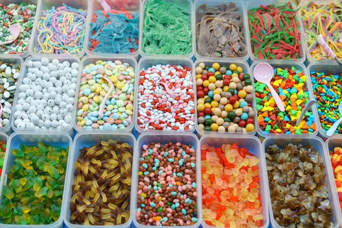 Vista 8 de By The Cup Berry Blue Sour Belts, bolsa a granel de 1 lb Sweet & Sour Berry Blue - Tiras masticables para fiestas, bolsas de golosinas, bufés