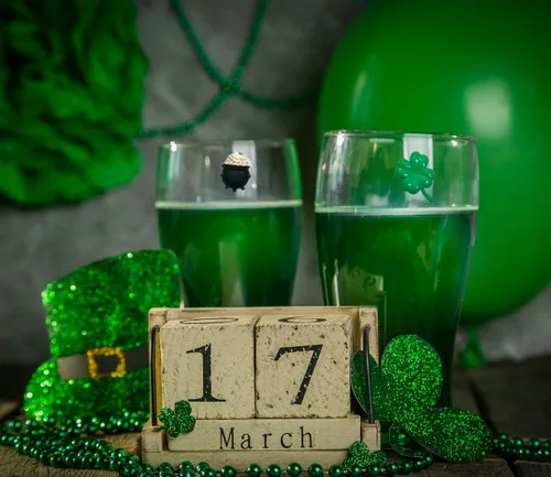 Vista 7 de Simply Charmed Marcadores magnéticos para bebidas del día de San Patricio y dijes de vino para vasos sin tallo, tazas de cerveza o cócteles