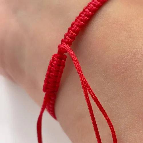Vista 7 de Pulsera divina con medalla de San Benito y nácar de nailon rojo tejido ajustable para mujer