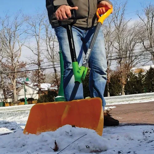Vista 2 de El mango Rah. Un mango ergonómico universal que ahorra espalda para zurdos o diestros, mango secundario para palas de nieve, rastrillos y otras