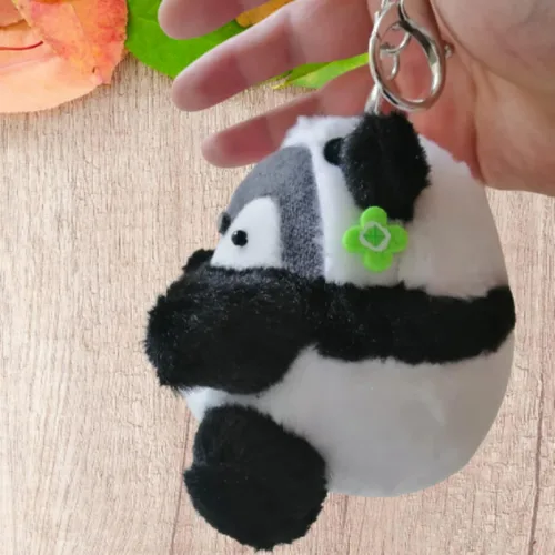 Vista 5 de Lindo llavero de pingüino Kawaii con diseño de pingüino de peluche para hombres, mujeres, niños. Colgantes de mochila..