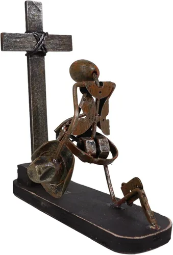 Vista 2 de Ebros Gift Rústico vaquero solemne occidental arrodillado al pie de la cruz orando acero reciclado metal escultura hecha a mano Viejo Mundo Wild