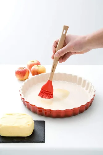 Vista 2 de Le Creuset Plato para tartas de gres, 1.5 cuartos de galón (9"), Cerise