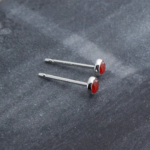 Vista 111 de Aretes pequeños de plata de ley para cartílago, tragus, hélix, múltiples piercings hipoalergénicos, piedra natal para mujer, juego de bisel