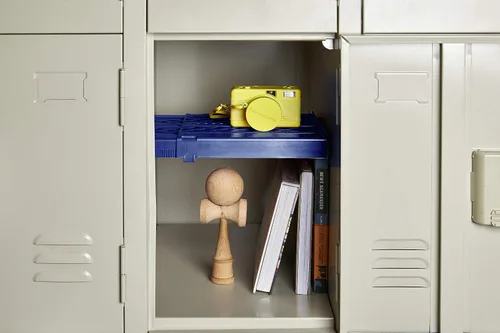 Vista 2 de LockerMate - Estante ajustable de casilleros, fácil de usar, se extiende al ancho de tu casillero, azul