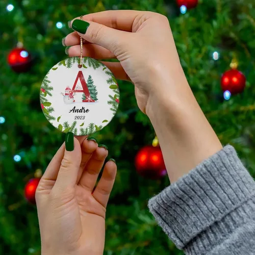Vista 7 de Adorno personalizado con inicial de Navidad, regalo de decoración de árbol de Navidad, monograma de 26 letras para la primera Navidad, adorno