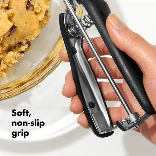 Vista 4 de OXO Good Grips - Cuchara mediana para galletas, color negro/plateado y OXO Good Grips de acero inoxidable, color plateado y negro