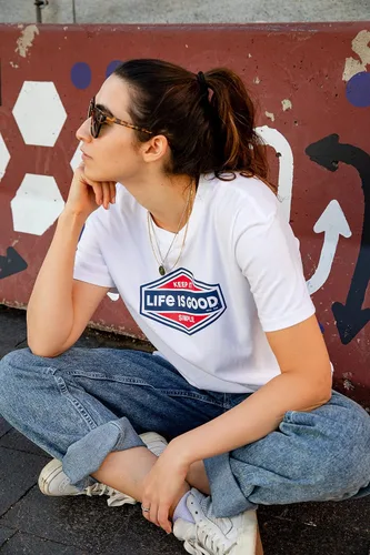 Vista 3 de Life is Good Womens Crusher Tee Shirt, Long Sleeve Cotton Graphic T-Shirts, Three Daisies