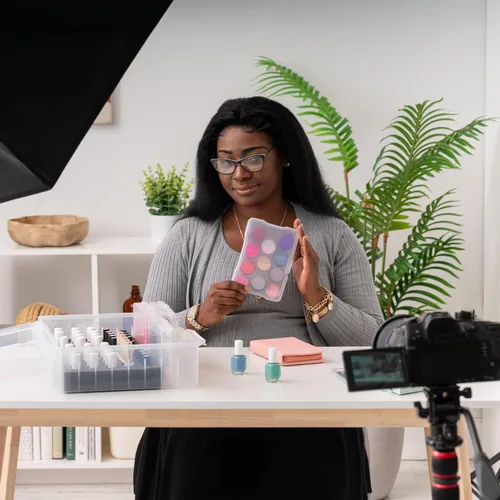 Vista 8 de IRIS USA Estuche de tren cosmético con organizador de esmalte de uñas y 4 estuches internos con asa, paquete de 2, caja de almacenamiento portátil
