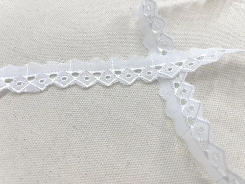 Vista 4 de AMORNPHAN 15 yardas de ancho 0.75 pulgadas de ancho con ojales de algodón blanco con ribete de encaje, tela bordada floral, mantel, mantas