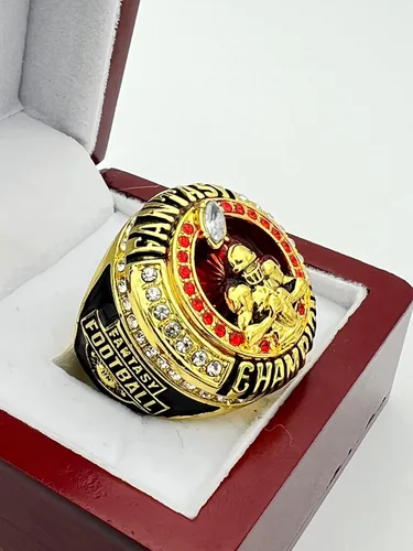 Vista 2 de Anillos deportivos con descuento, ANILLO DE CAMPEÓN DE FÚTBOL DE FANTASÍA — CUERPO DORADO, PIEDRAS ROJAS, Premios al jugador 9-20