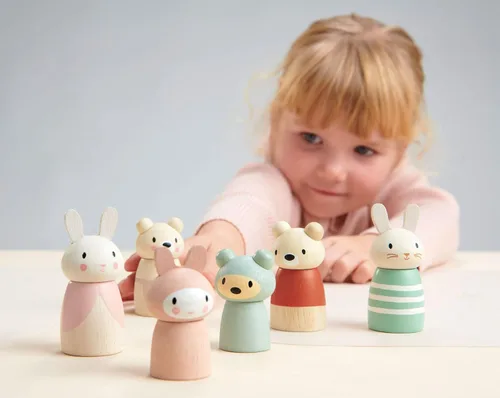 Vista 8 de Tender Leaf Toys - Bear Tales - Juego de muñecas complementarias de casa de muñecas de madera, figuras de 3 piezas de familia de osos para niños