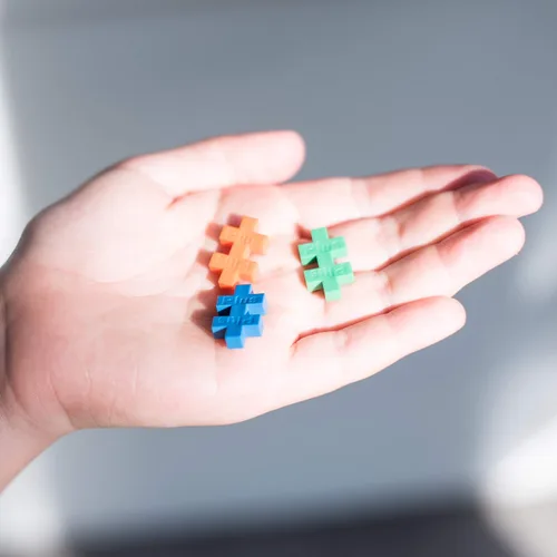 Vista 8 de PLUS PLUS Aprende a construir unicornios, 275 piezas, mini bloques de hashtag entrelazados, regalo de cumpleaños de unicornio 3D para niñas y niños