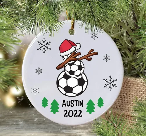 Vista 2 de Adorno de muñeco de nieve de fútbol, adorno de Navidad 2023, adorno con nombre personalizado, adorno para árbol de Navidad personalizado