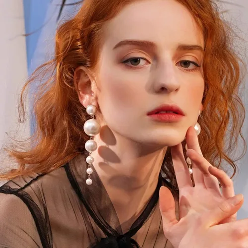 Vista 2 de Pendientes largos de perlas de imitación grandes para mujer, aretes colgantes de perlas de imitación de doble cara frontal y trasera, Perlas y cobre